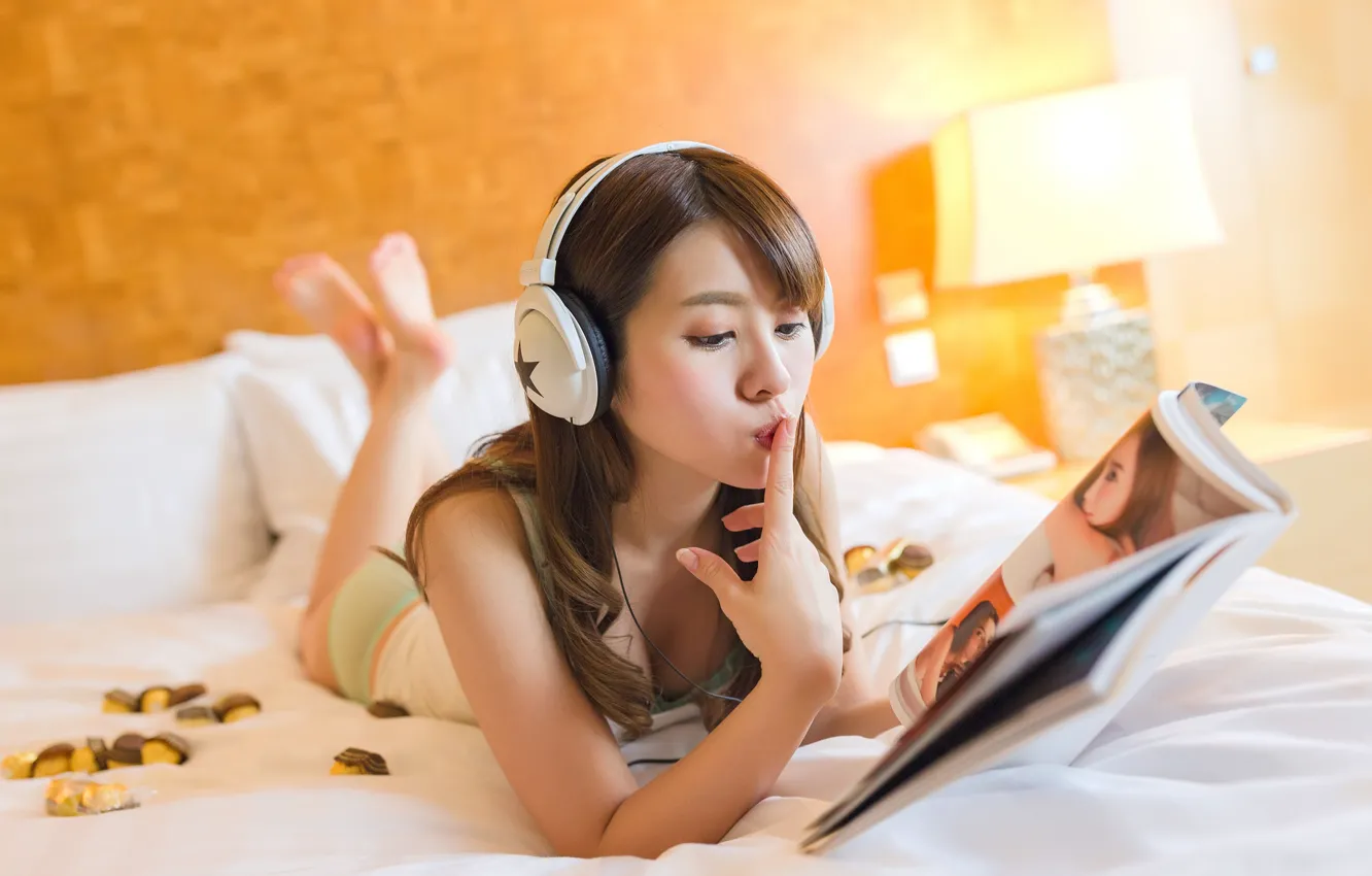 Photo wallpaper face, music, stay, bed, headphones, Asian, journal, reads
