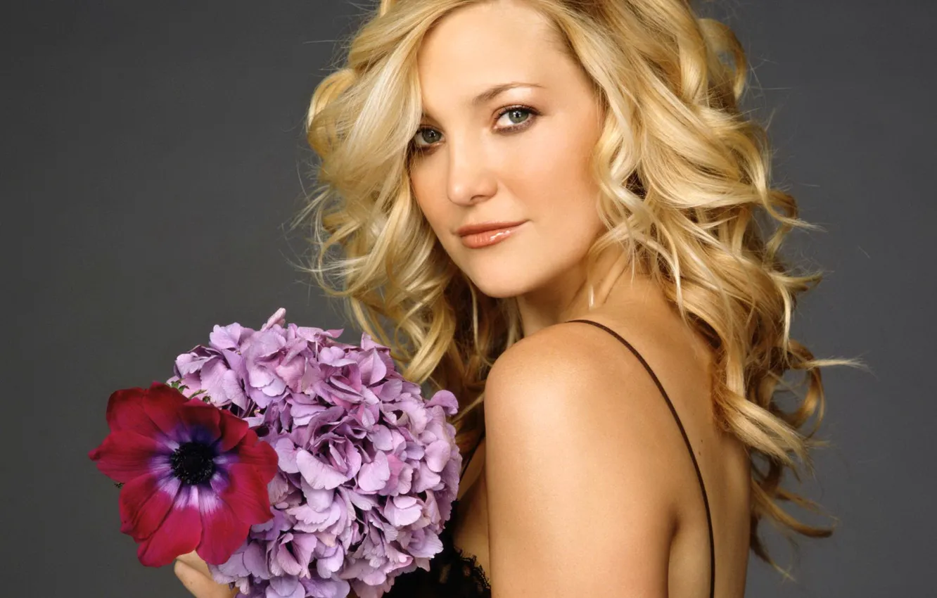 Photo wallpaper flowers, model, bouquet, actress, blonde, Kate Hudson