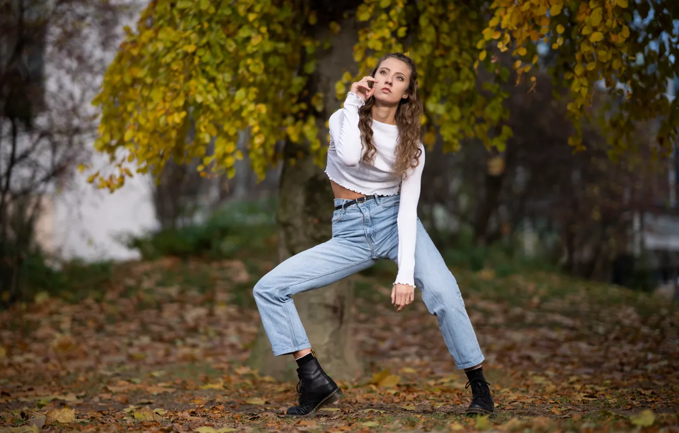 Photo wallpaper autumn, girl, pose, jeans, shoes, Martin Ecker
