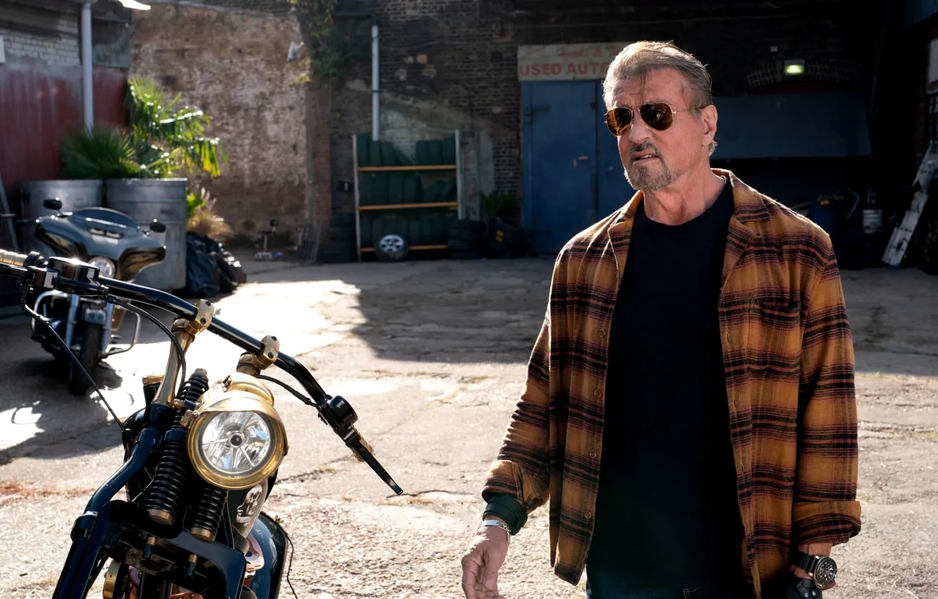 Photo wallpaper street, glasses, motorcycle, bike, Sylvester Stallone, Sylvester Stallone, The Expendables 4, The Expendables 4