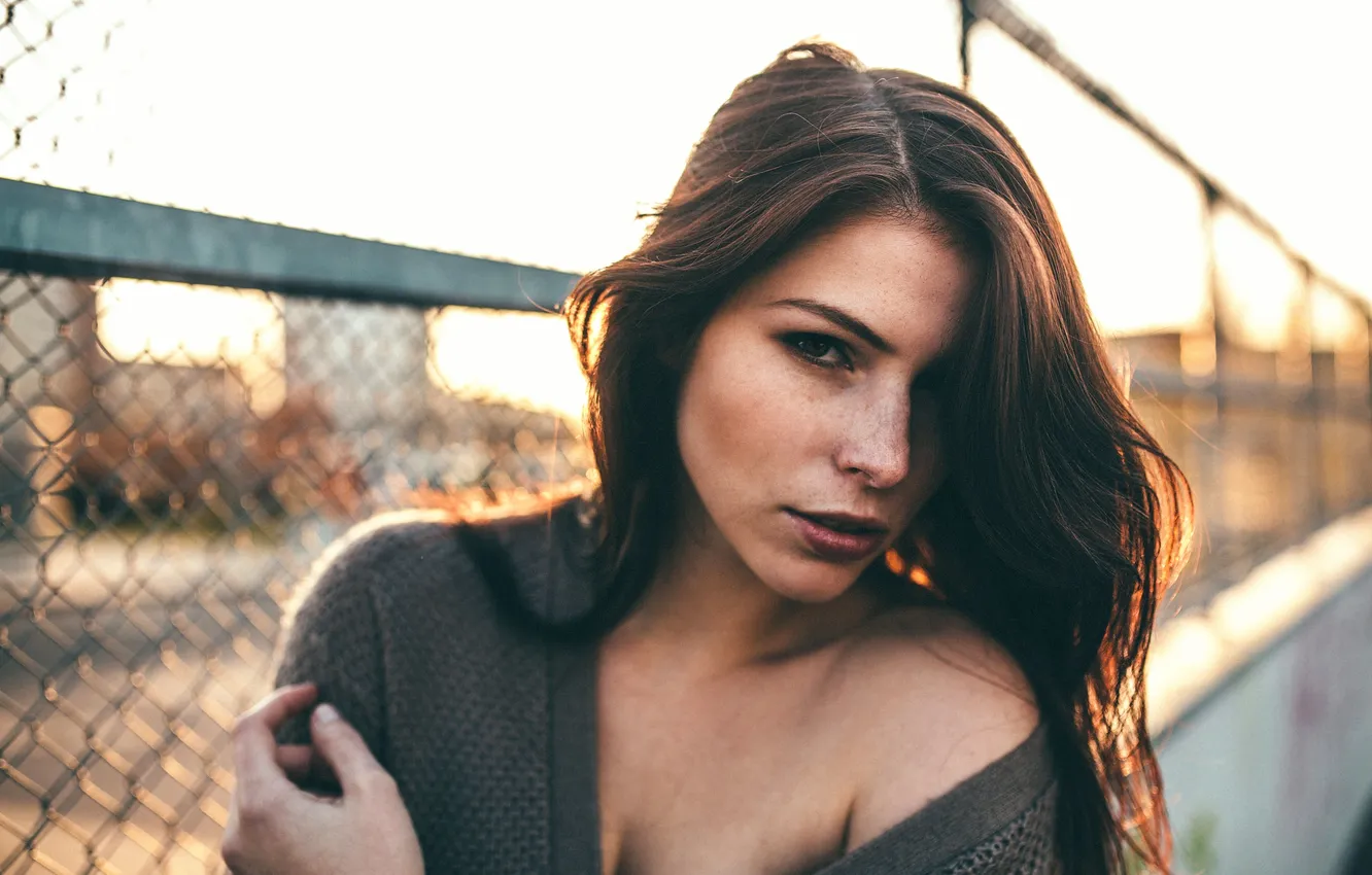 Photo wallpaper neckline, freckles, sponge