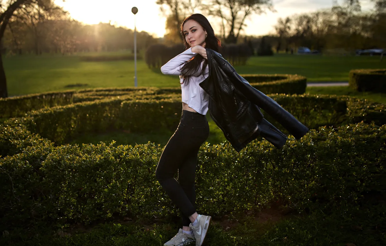Photo wallpaper greens, grass, the sun, trees, Park, black, jeans, makeup