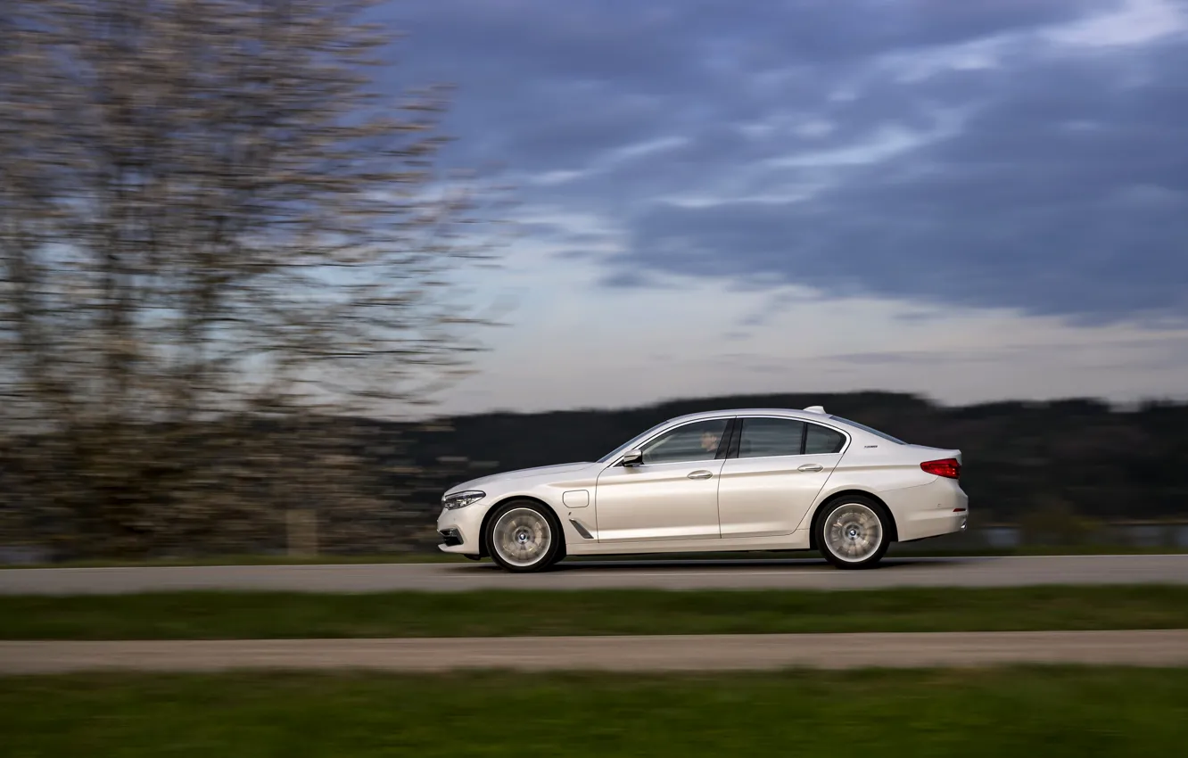 Photo wallpaper white, movement, BMW, profile, sedan, hybrid, 5, four-door