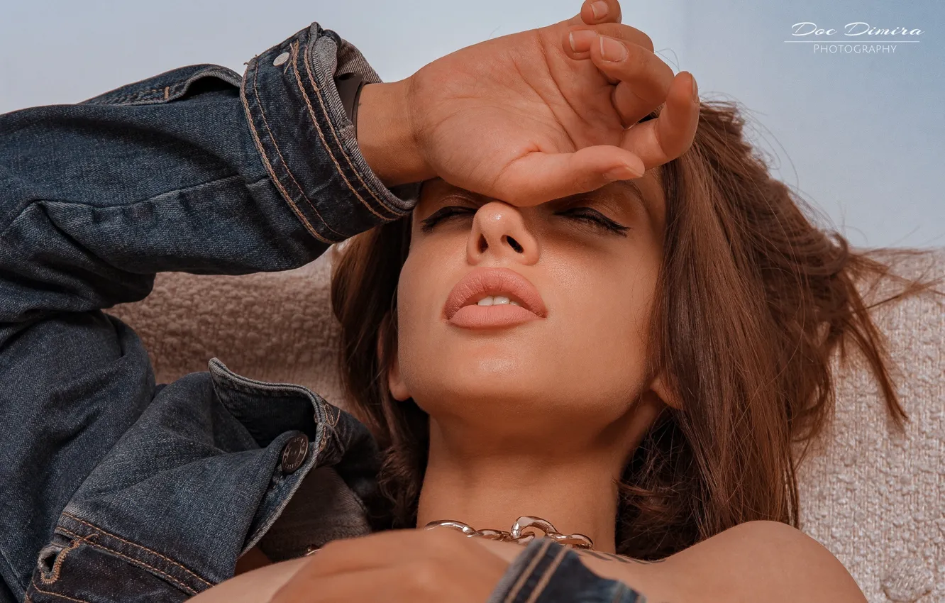 Photo wallpaper girl, face, hands, sponge, dzhinsovka, closed eyes, Veronika Garsía, Doc Dimira