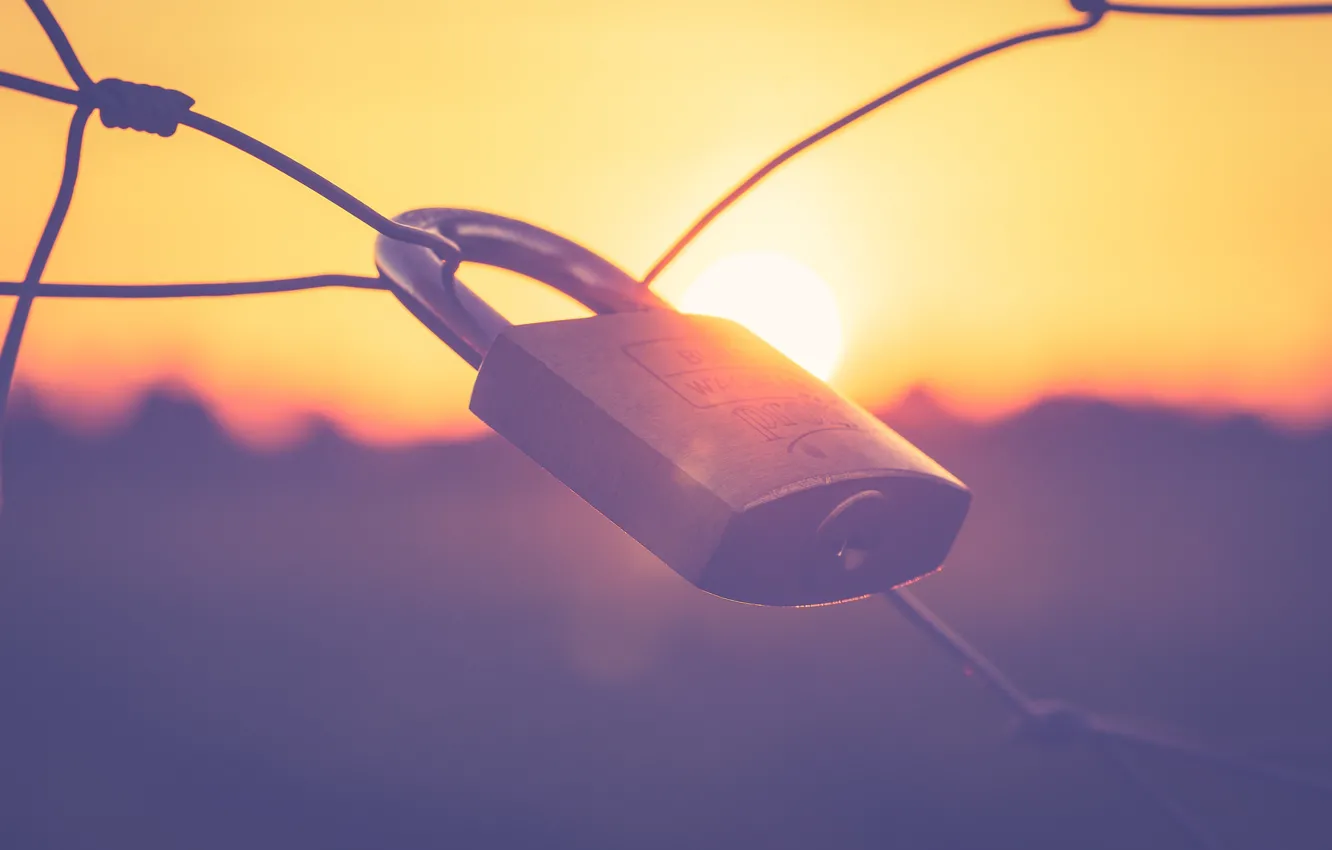 Photo wallpaper sunshine, evening, sun, sundown, fence, bokeh, sunlight, padlock