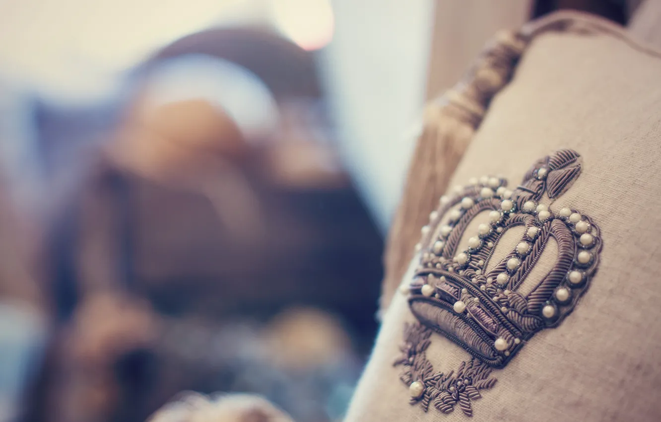 Photo wallpaper pillow, crown, embroidery