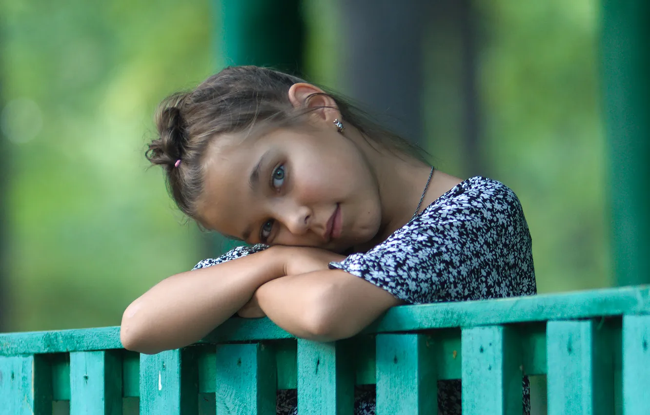 Photo wallpaper girl, looks, The box, She bent her head