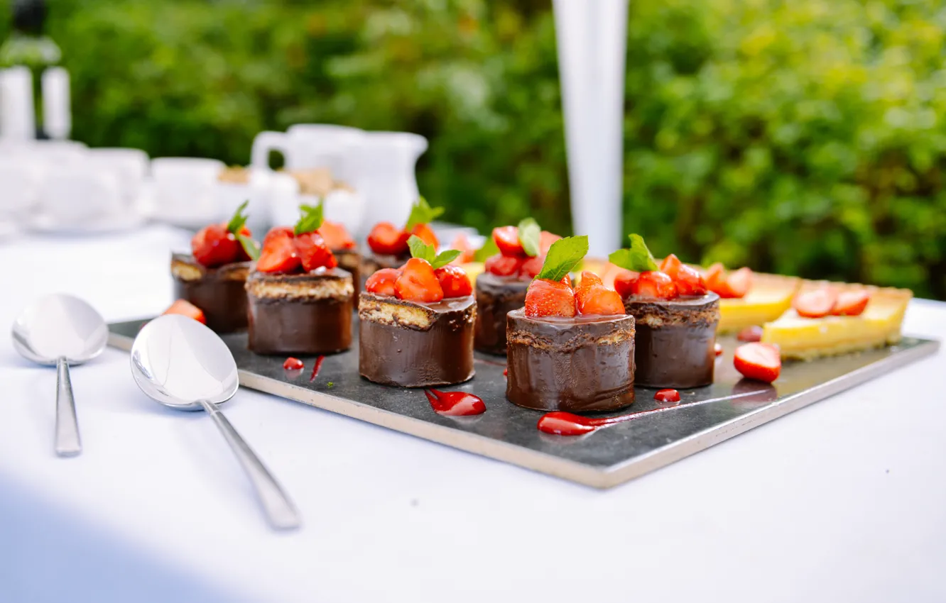 Photo wallpaper chocolate, strawberry, cake, mint, dessert