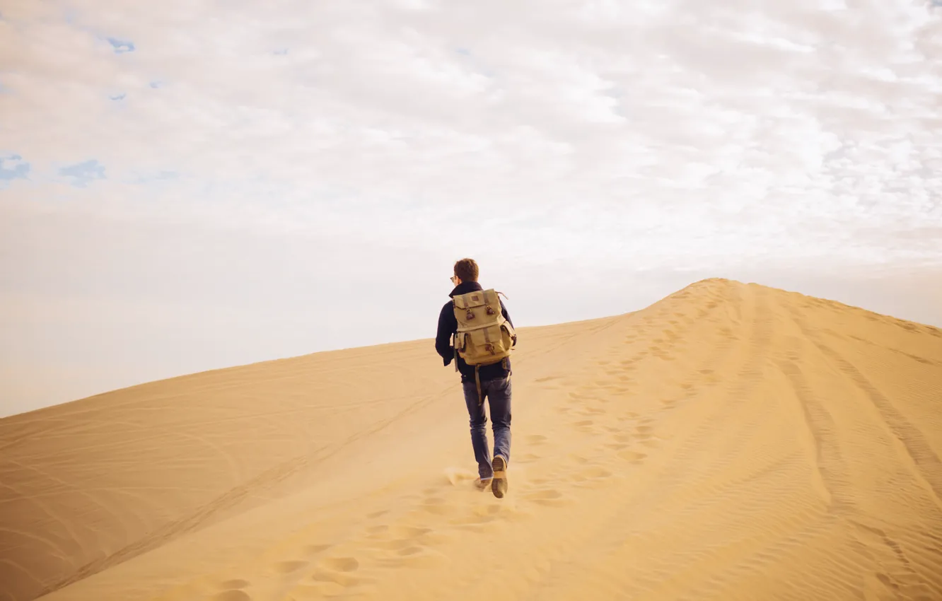 Photo wallpaper sand, desert, guy, backpack, is