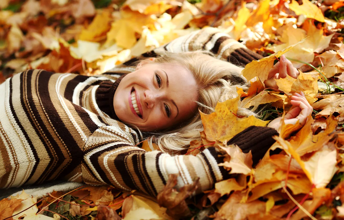 Photo wallpaper autumn, leaves, girl, smile, yellow, blonde, lies, sweater