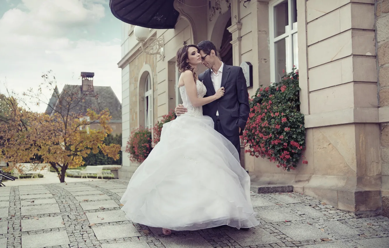 Photo wallpaper girl, flowers, home, guy, bridge, wedding