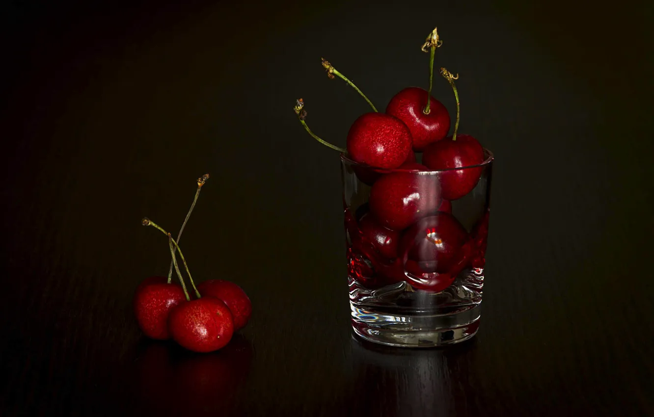 Wallpaper glass, cherry, glass, berries, the dark background, table