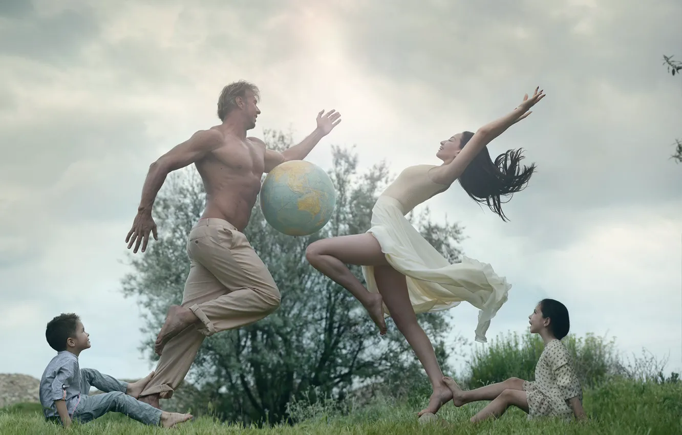 Photo wallpaper girl, children, guy, globe, The ball games, Ball game