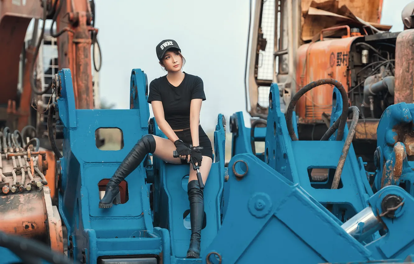 Photo wallpaper girl, gun, tractor