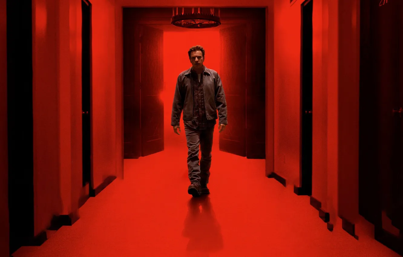 Photo wallpaper red, Ewan McGregor, Ewan McGregor, 2019, Doctor Sleep, Doctor Sleep