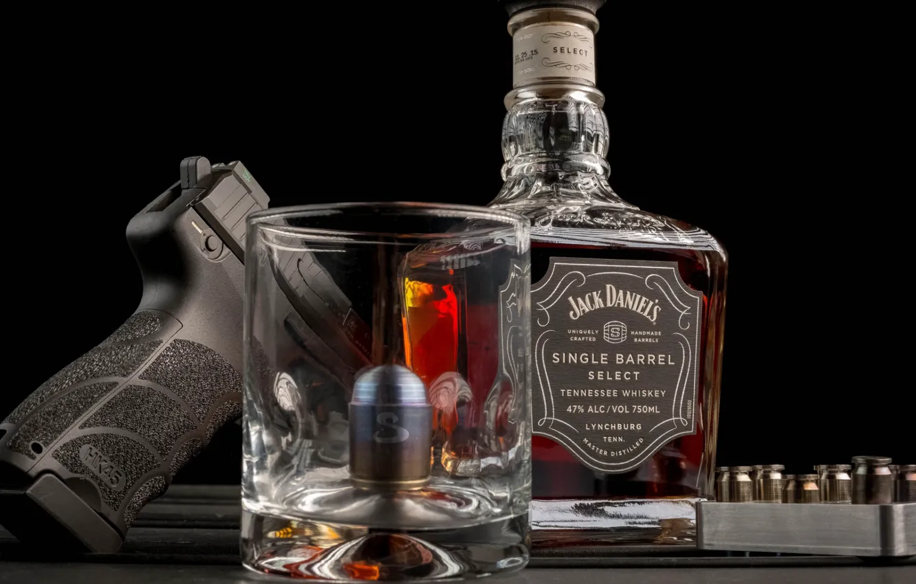 Photo wallpaper gun, trunk, black background, cartridges, whiskey, whiskey, Jack Daniels, Jack Daniels