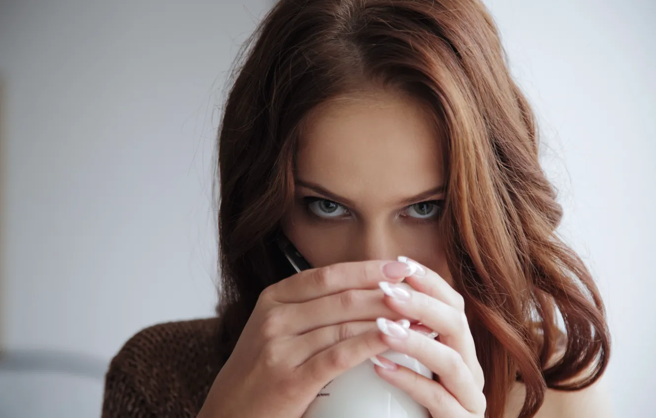 Photo wallpaper look, mug, manicure, Lydia Has