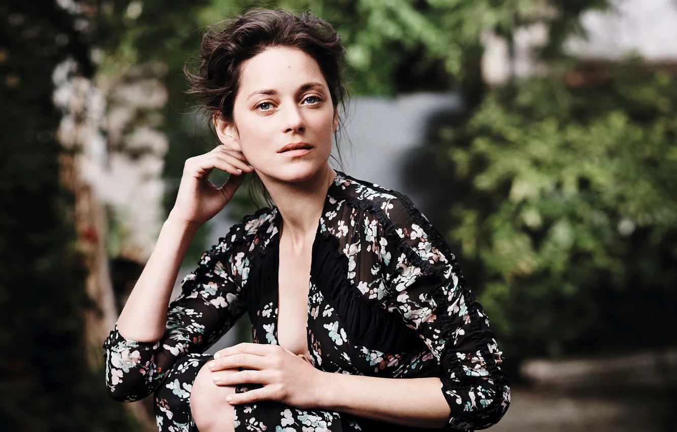 Photo wallpaper greens, pose, garden, dress, brunette, hairstyle, photoshoot, bokeh