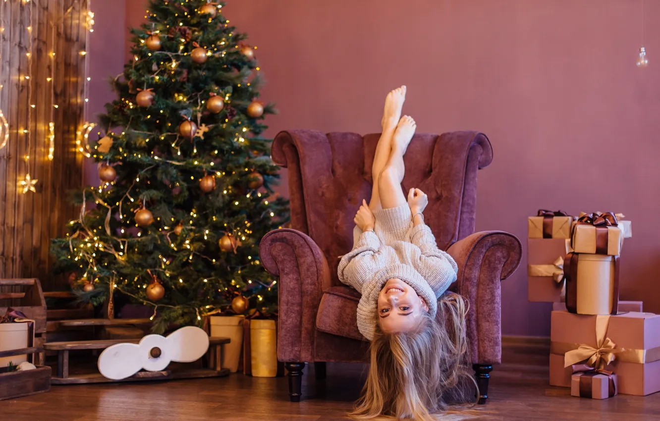 Photo wallpaper girl, smile, photo, mood, gift, tree, new year, chair