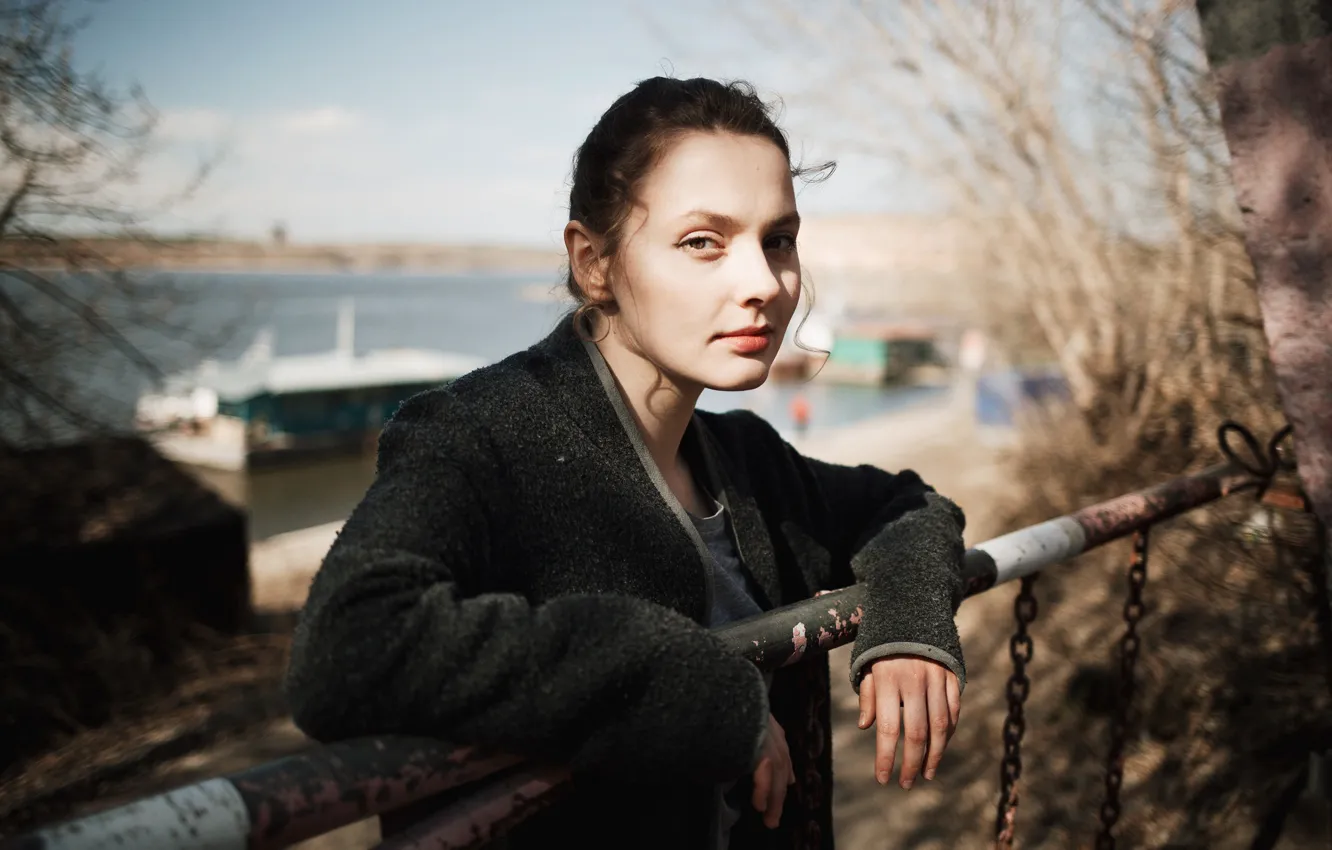 Photo wallpaper autumn, the sky, look, girl, light, face, shore, portrait
