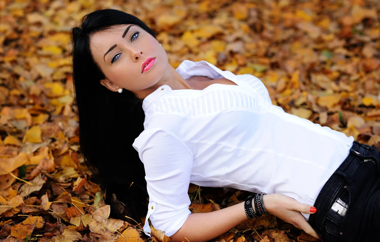 Photo wallpaper autumn, look, leaves, pose, model, portrait, jeans, makeup