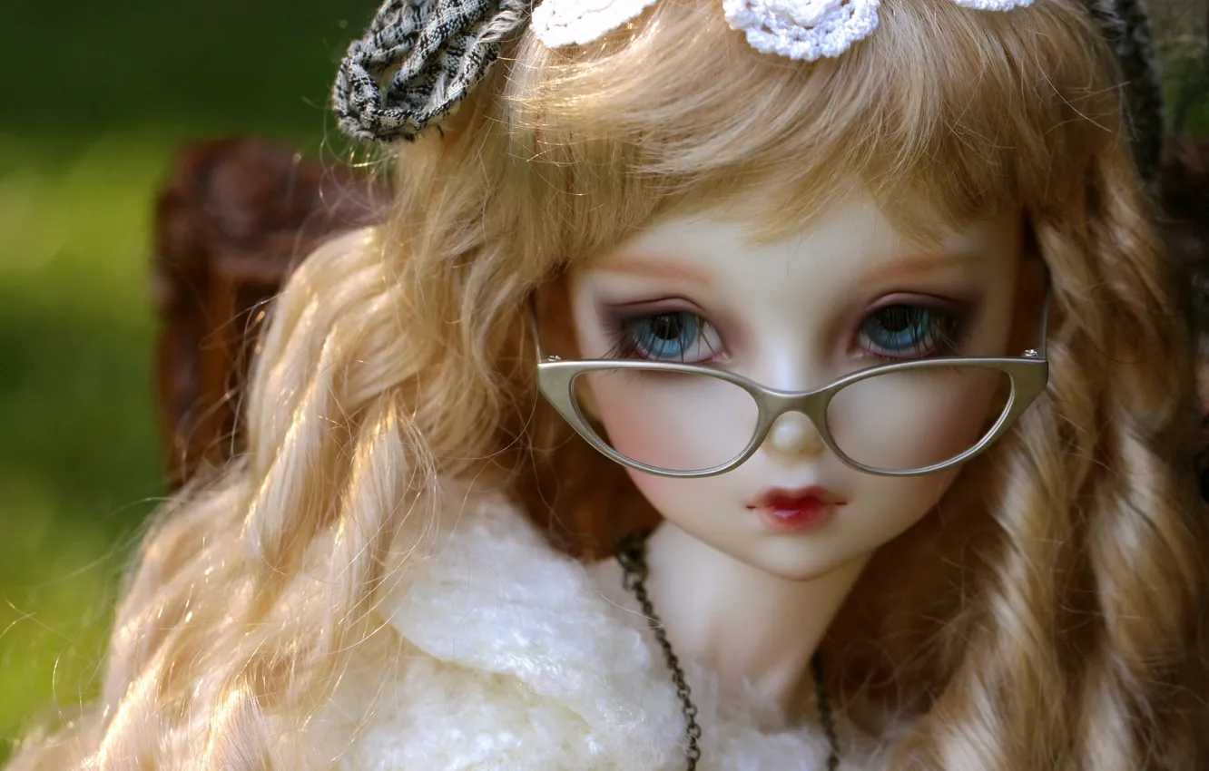 Photo wallpaper toy, doll, glasses, curls