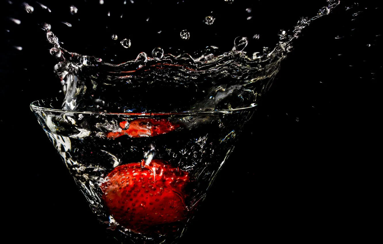 Photo wallpaper water, squirt, glass, strawberry, glass