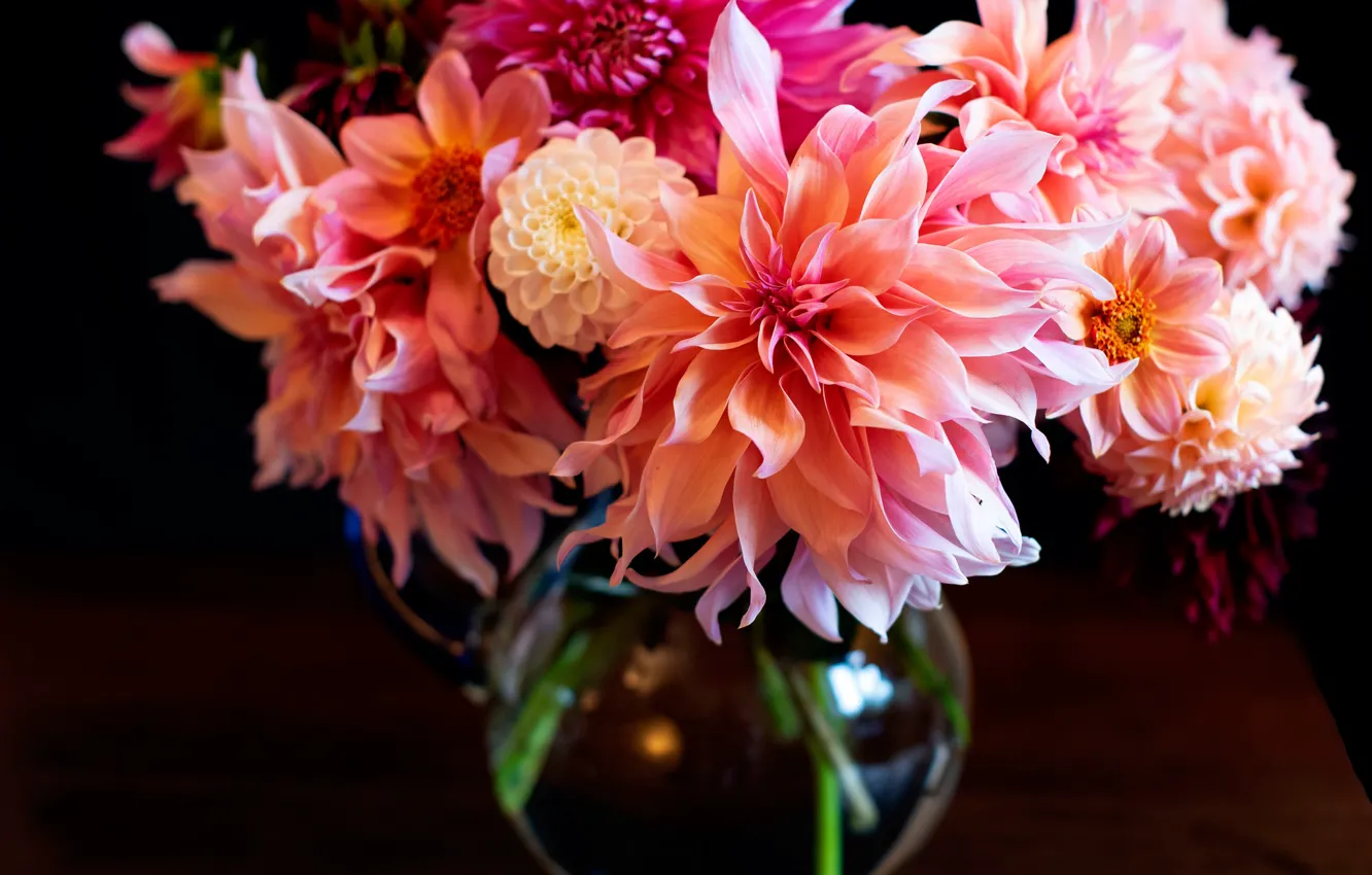 Photo wallpaper glass, flowers, the dark background, table, bright, bouquet, petals, pink