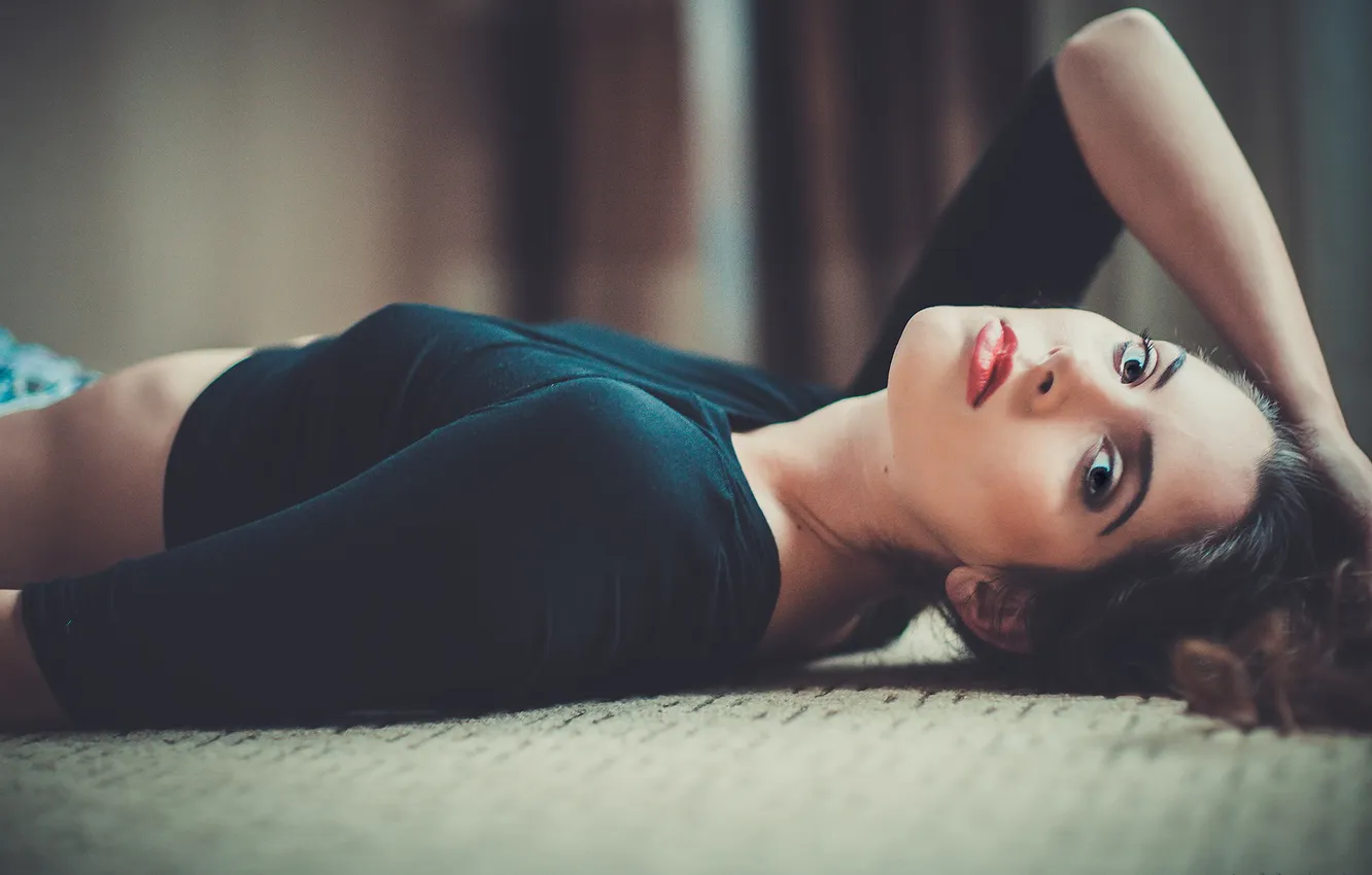 Photo wallpaper look, girl, photographer, lying, face, Aaron Woodall