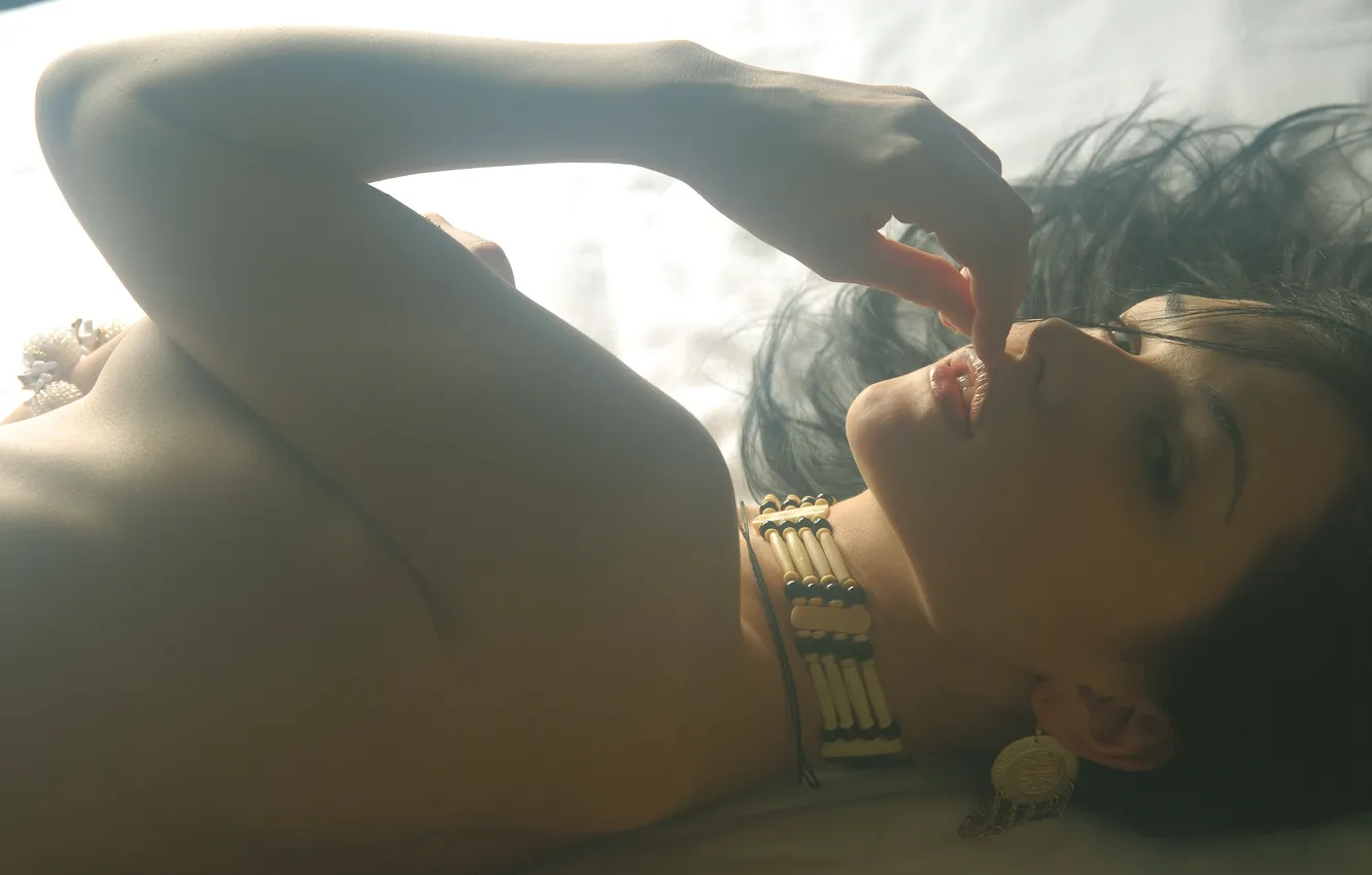 Photo wallpaper look, brunette, Nude, in bed