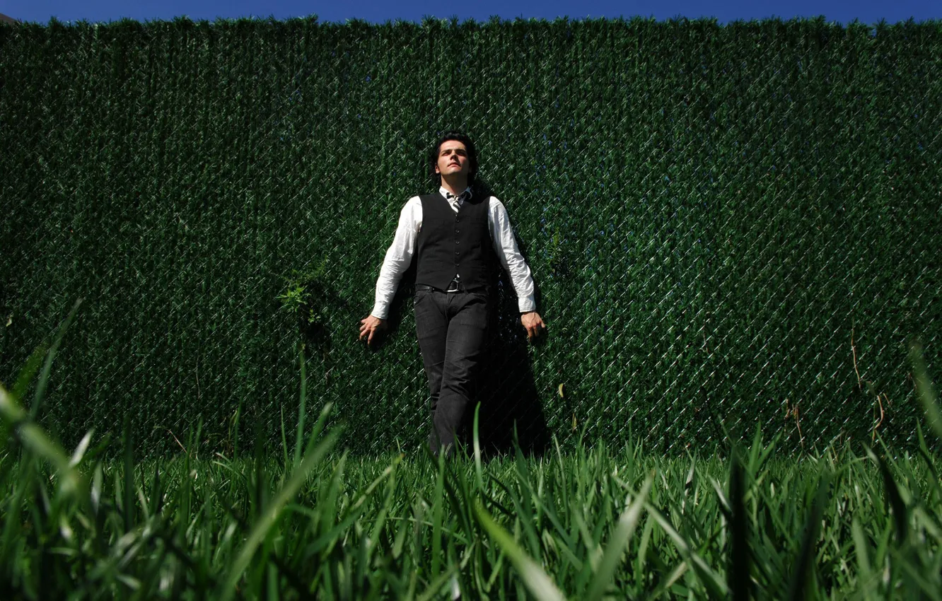 Photo wallpaper greens, grass, wall, gerard way, my chemical romance, Gerard way