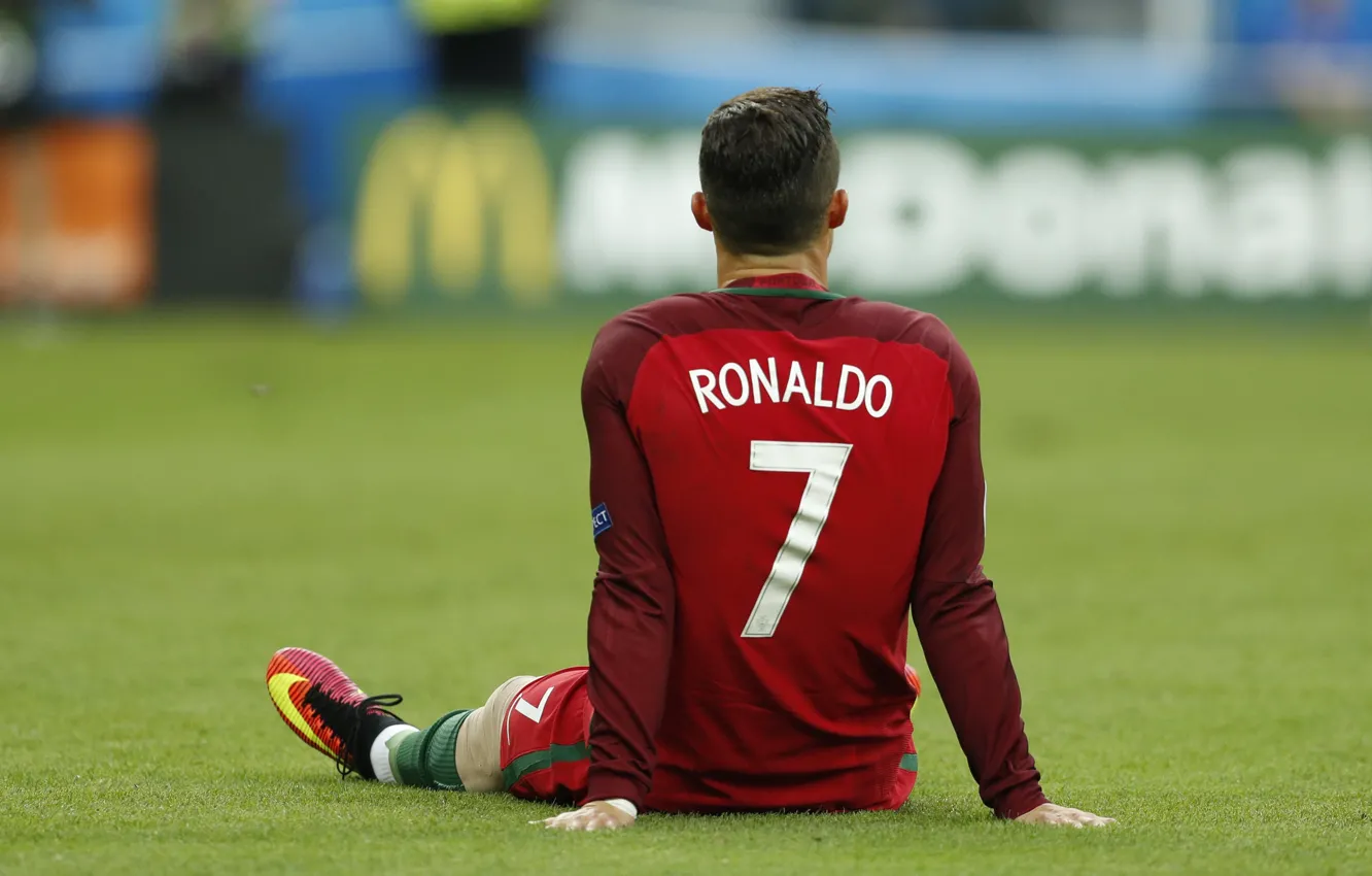 Photo wallpaper lawn, football, back, form, Portugal, Cristiano Ronaldo, sitting, legend