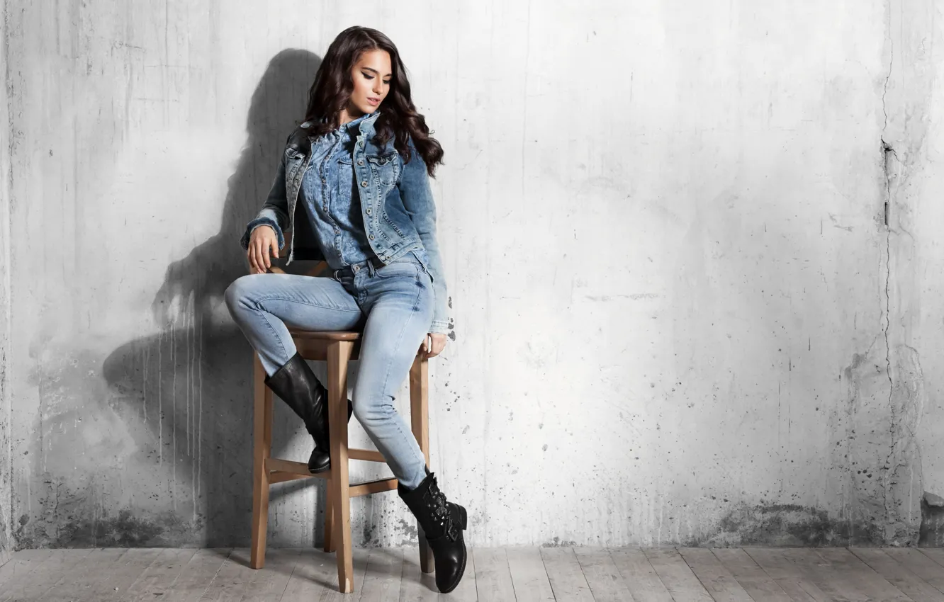 Photo wallpaper girl, pose, model, jeans, makeup, sitting, dzhinsovka