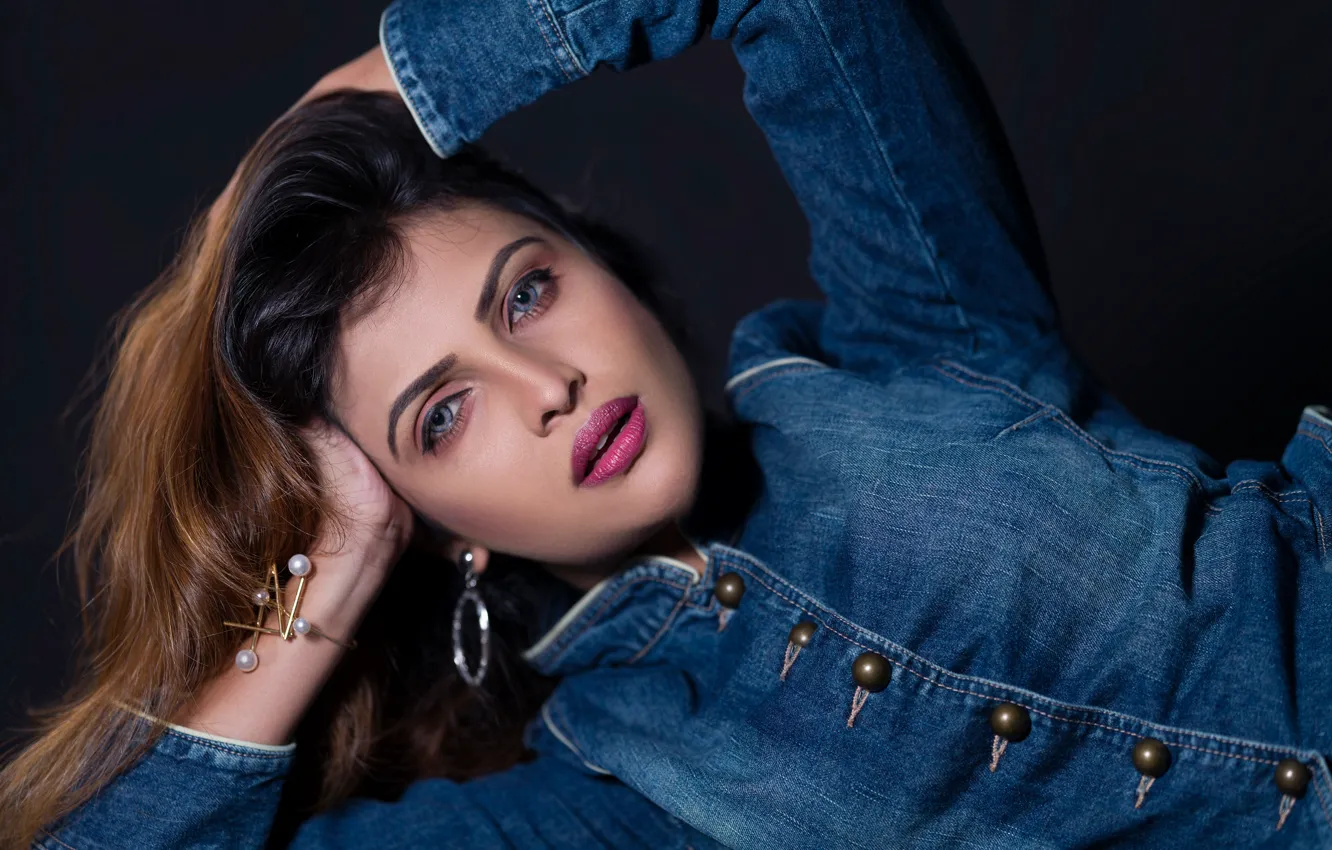 Photo wallpaper look, girl, face, pose, background, lipstick, sponge, dzhinsovka