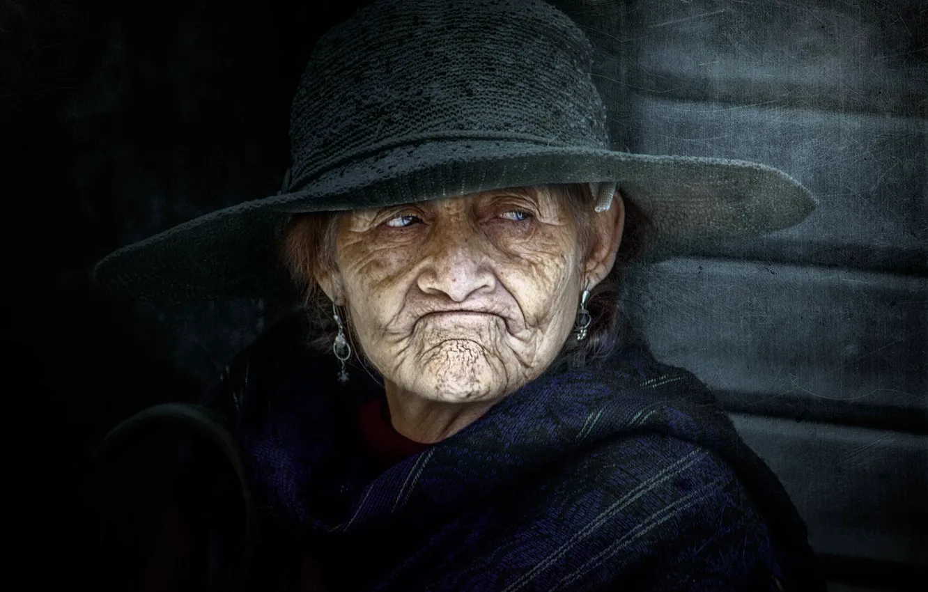 Photo wallpaper look, portrait, the old woman