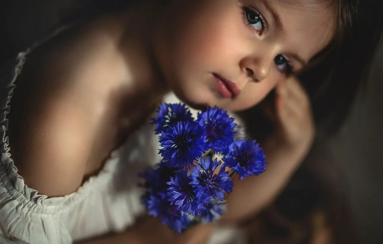 Photo wallpaper look, flowers, blue, children, face, portrait, bouquet, girl