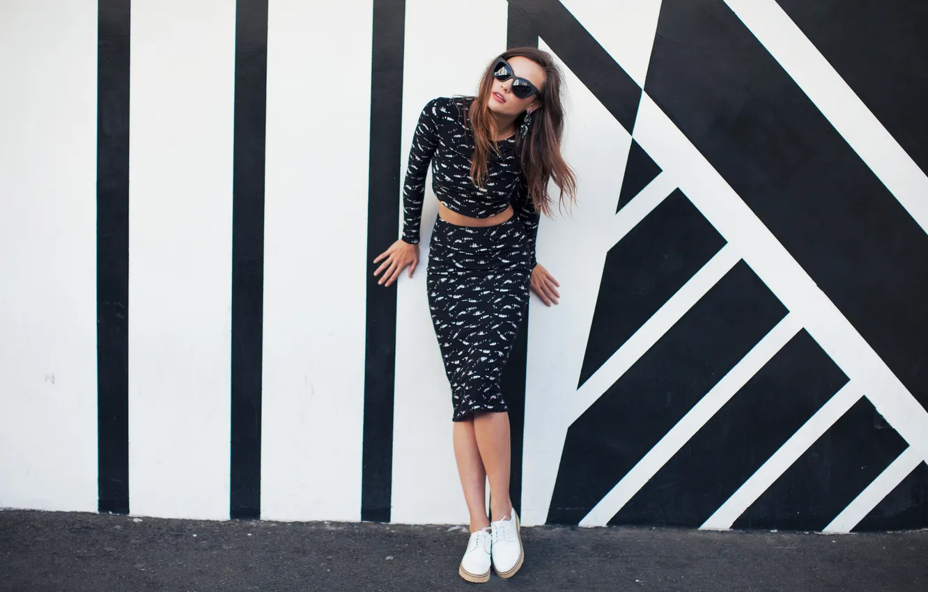 Photo wallpaper girl, pose, wall, glasses, Sam Robinson