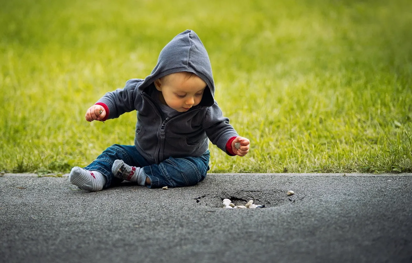 Photo wallpaper play, love, grass, road, photo, mood, jeans, stones