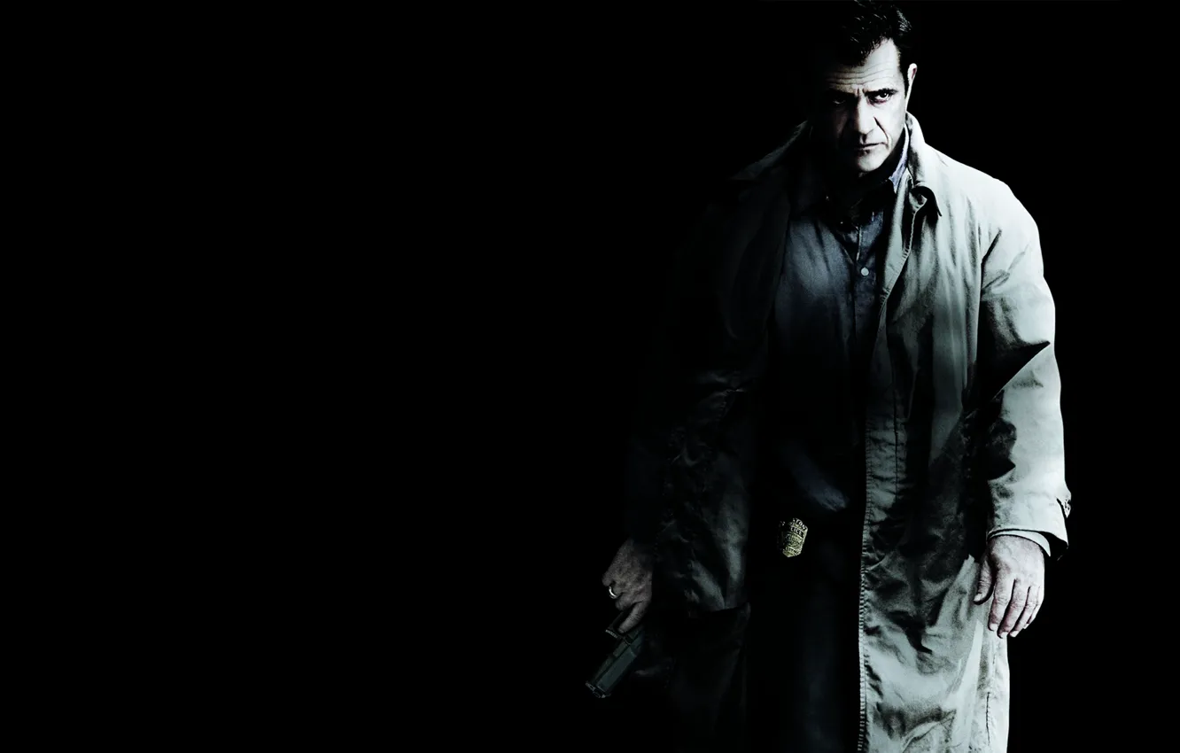 Photo wallpaper weapons, black background, cloak, Mel Gibson, Mel Gibson, Edge of Darkness, badge