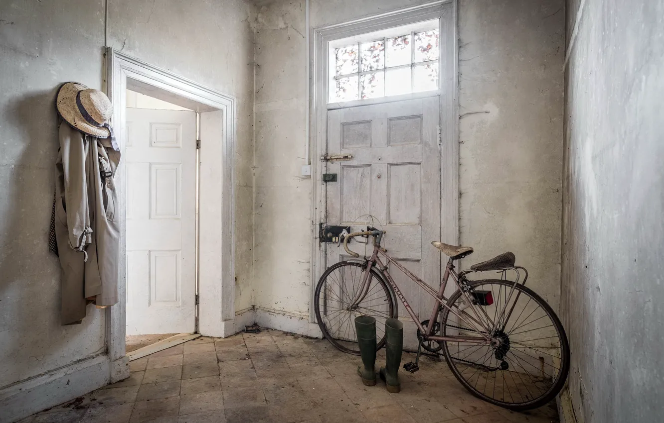 Photo wallpaper bike, boots, the door