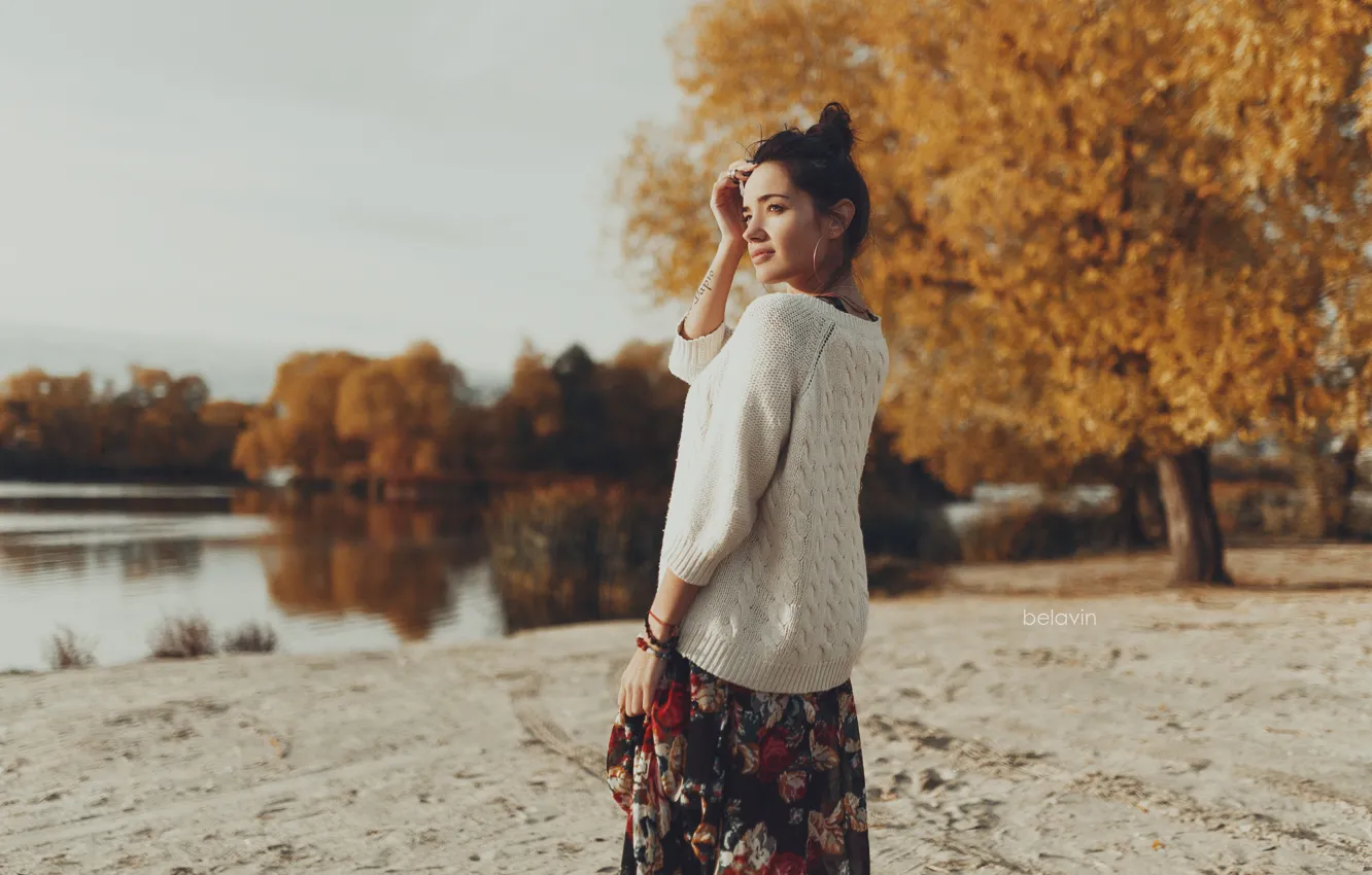Photo wallpaper machine, autumn, look, water, girl, trees, face, pose