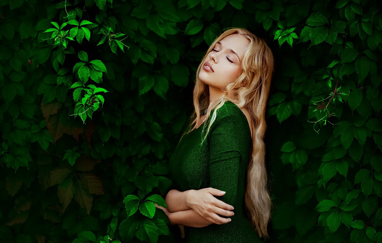 Photo wallpaper leaves, portrait, Elena, in green, natural light