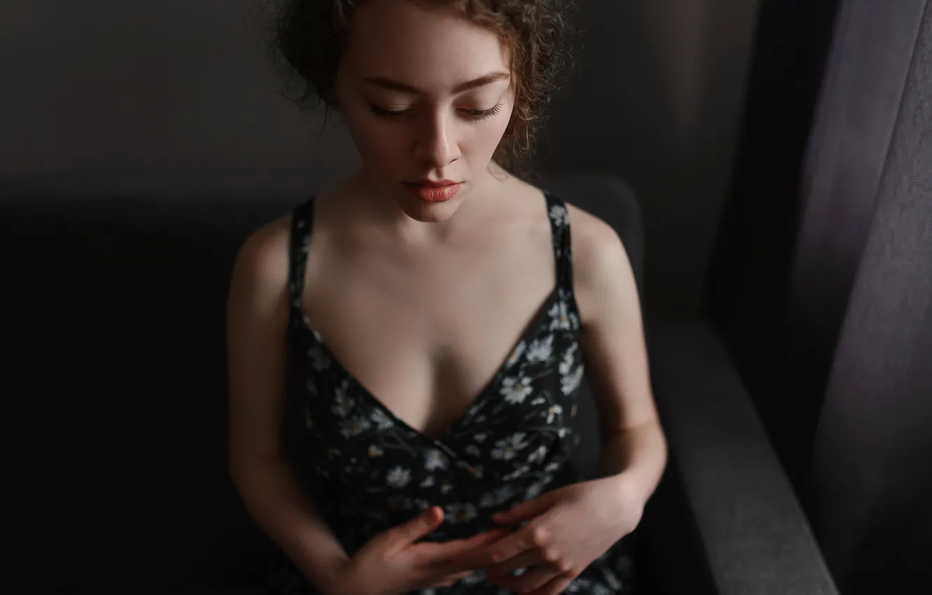 Photo wallpaper dress, neckline, sponge, curls, Aleks Five, Katherine Becker