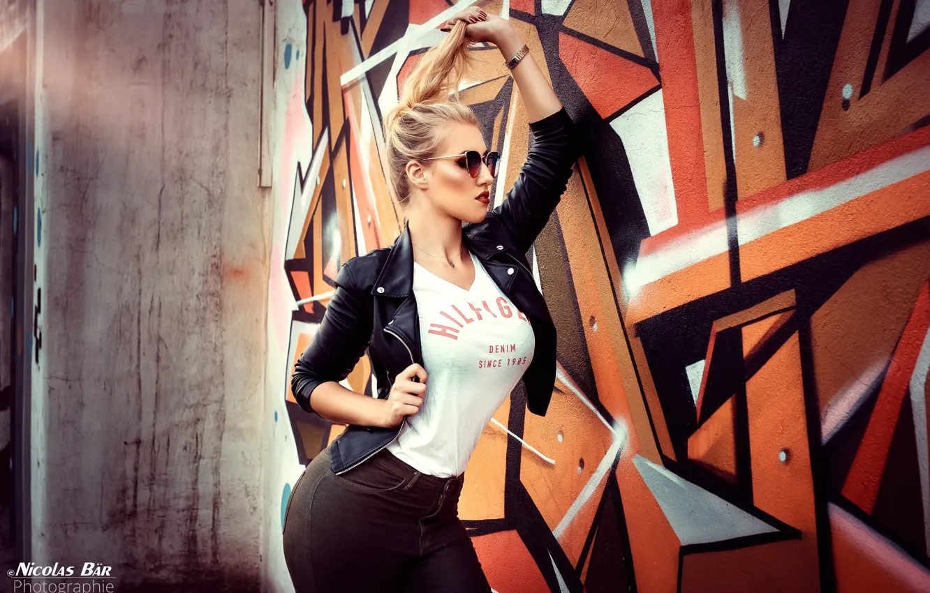 Photo wallpaper pose, graffiti, model, portrait, jeans, makeup, Mike, figure