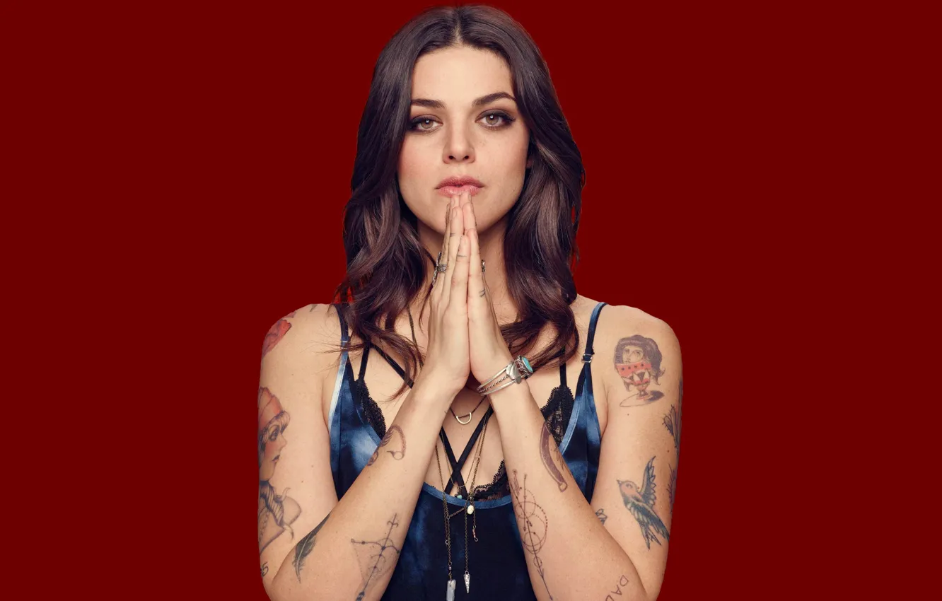 Photo wallpaper portrait, tattoo, beautiful girl, plea, Callie Hernandez, Callie Hernandez, dark red background