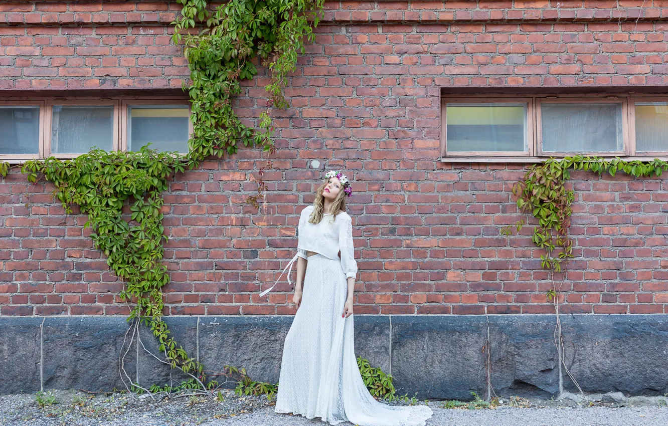 Photo wallpaper girl, house, wall, wreath, eco fashion
