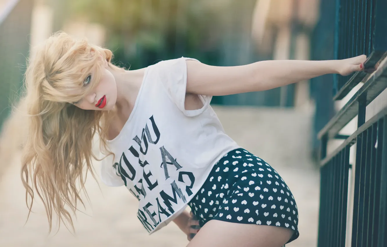 Photo wallpaper shorts, blouse, Irene Grim Pacho