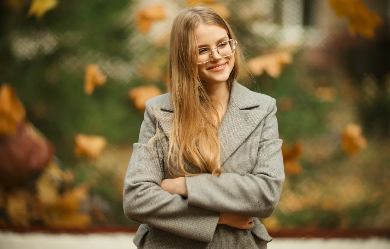 Photo wallpaper autumn, girl, nature, pose, smile, mood, foliage, positive