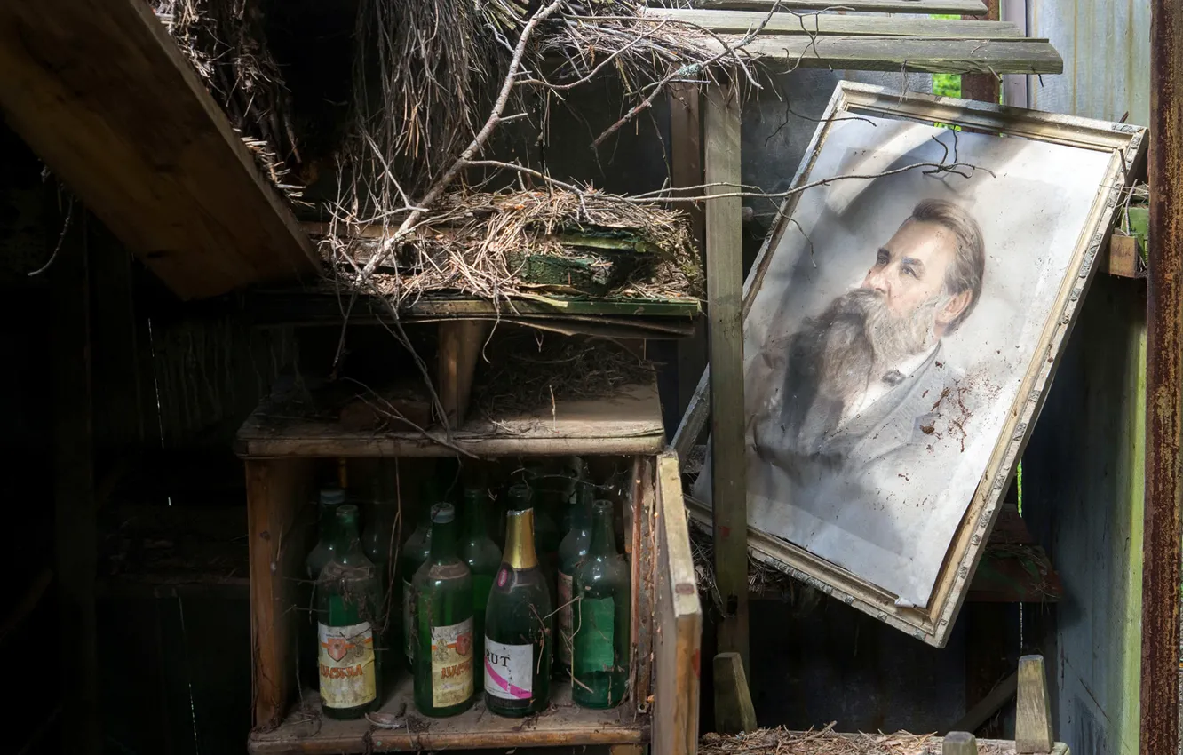 Photo wallpaper dump, bottle, Friedrich Engels