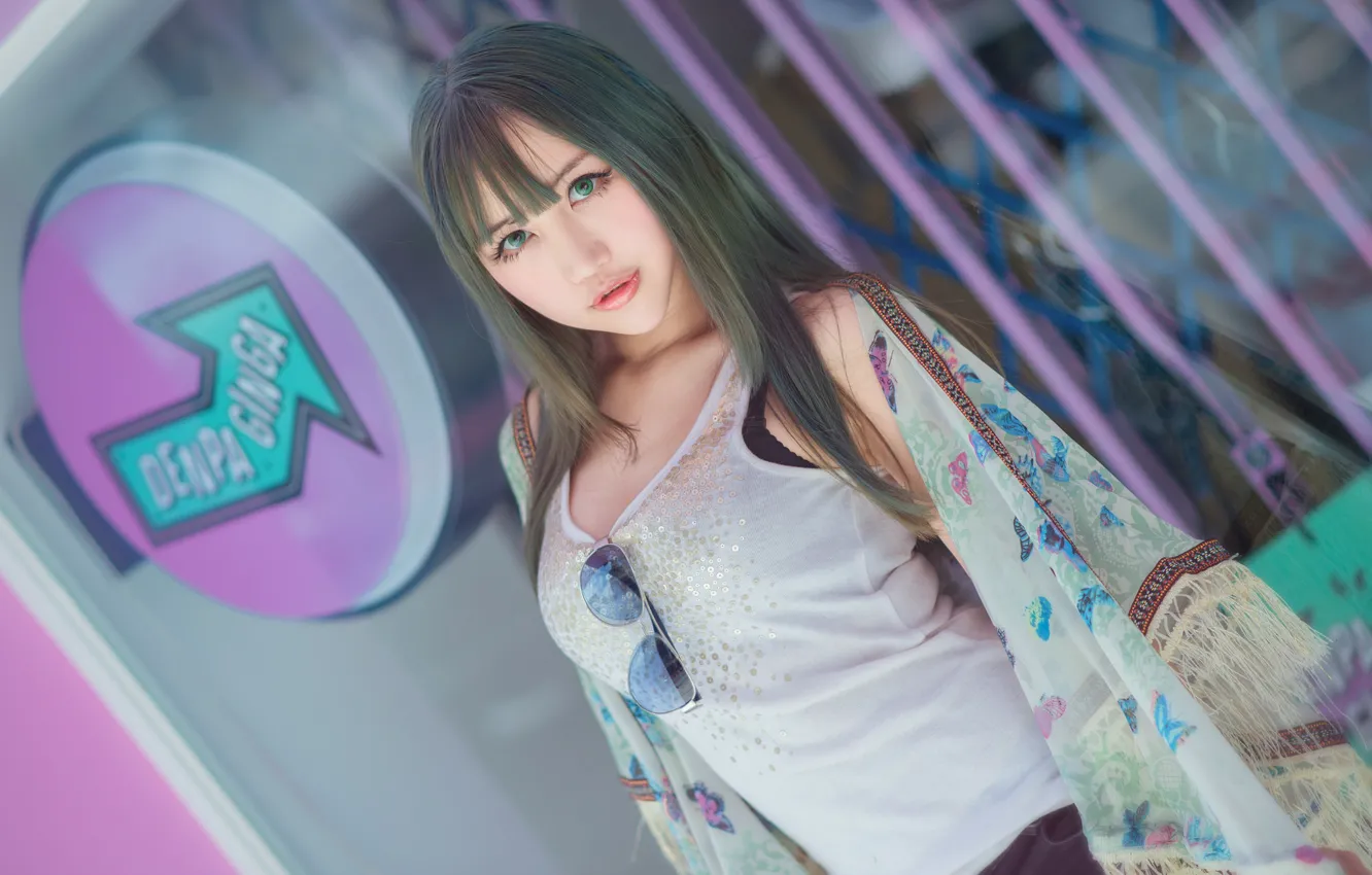 Photo wallpaper chest, eyes, look, girl, face, the city, green, eyelashes